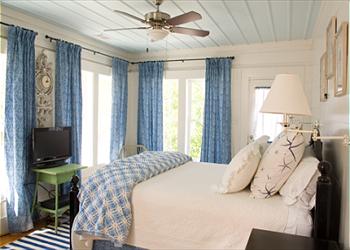 Breeze Inn bedroom