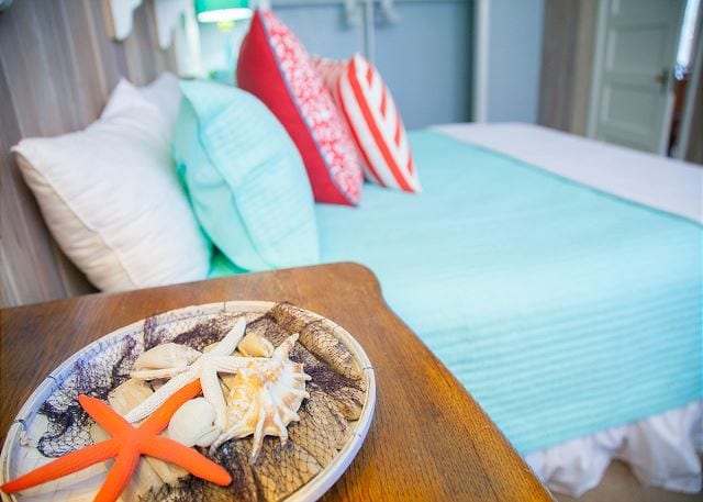 a bedroom in this Tybee Island cottage