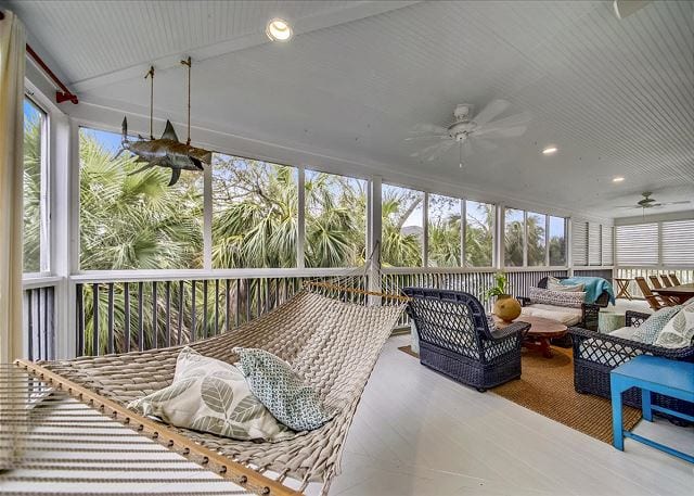 the screened porch at A Wave Call Cottage