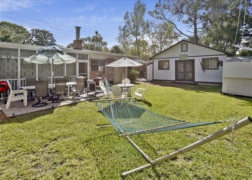 mermaid cottages decked out for christmas