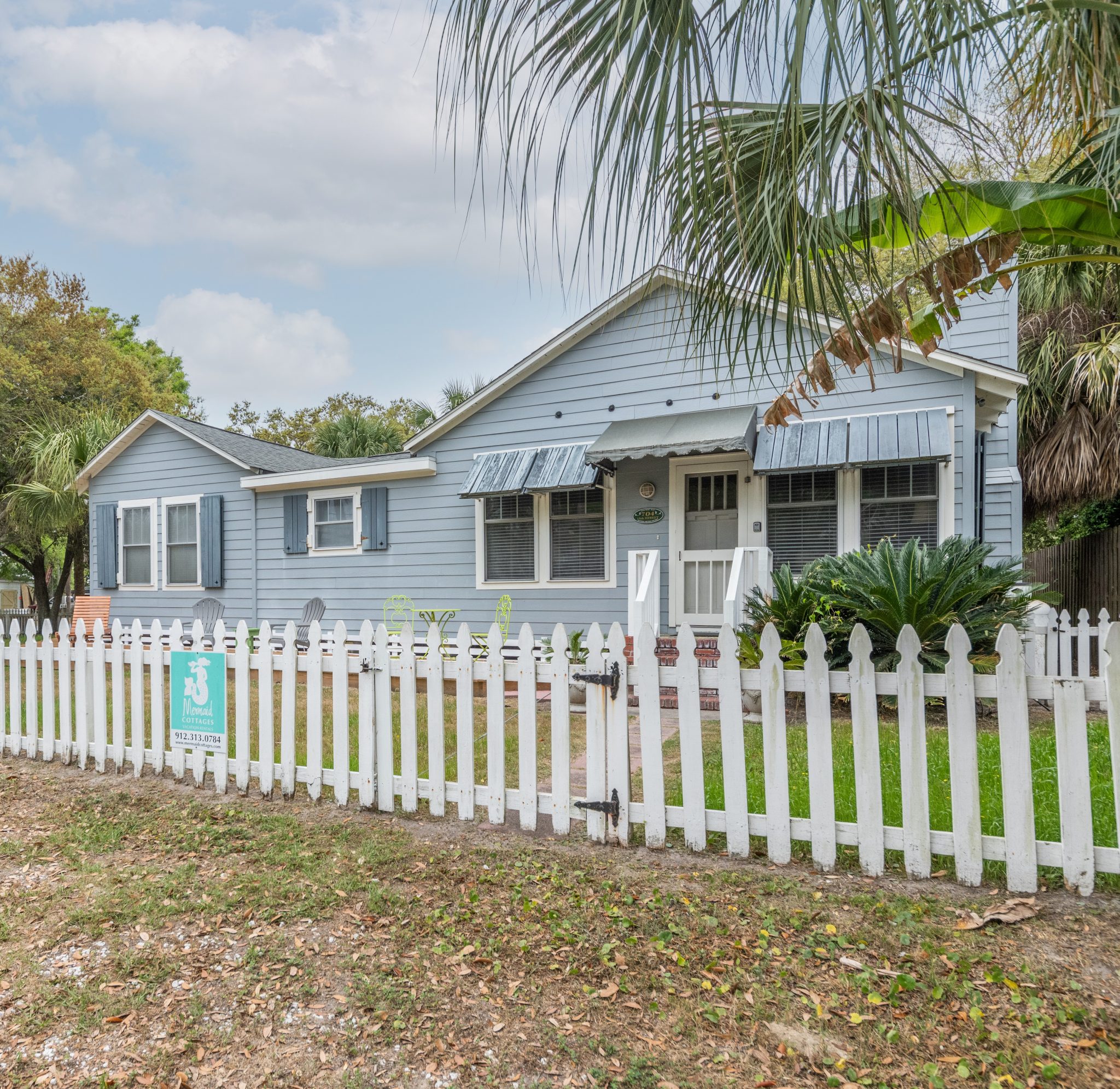 blue heron cottage is on a corner lot