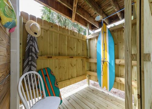 Woodie's Place outdoor shower